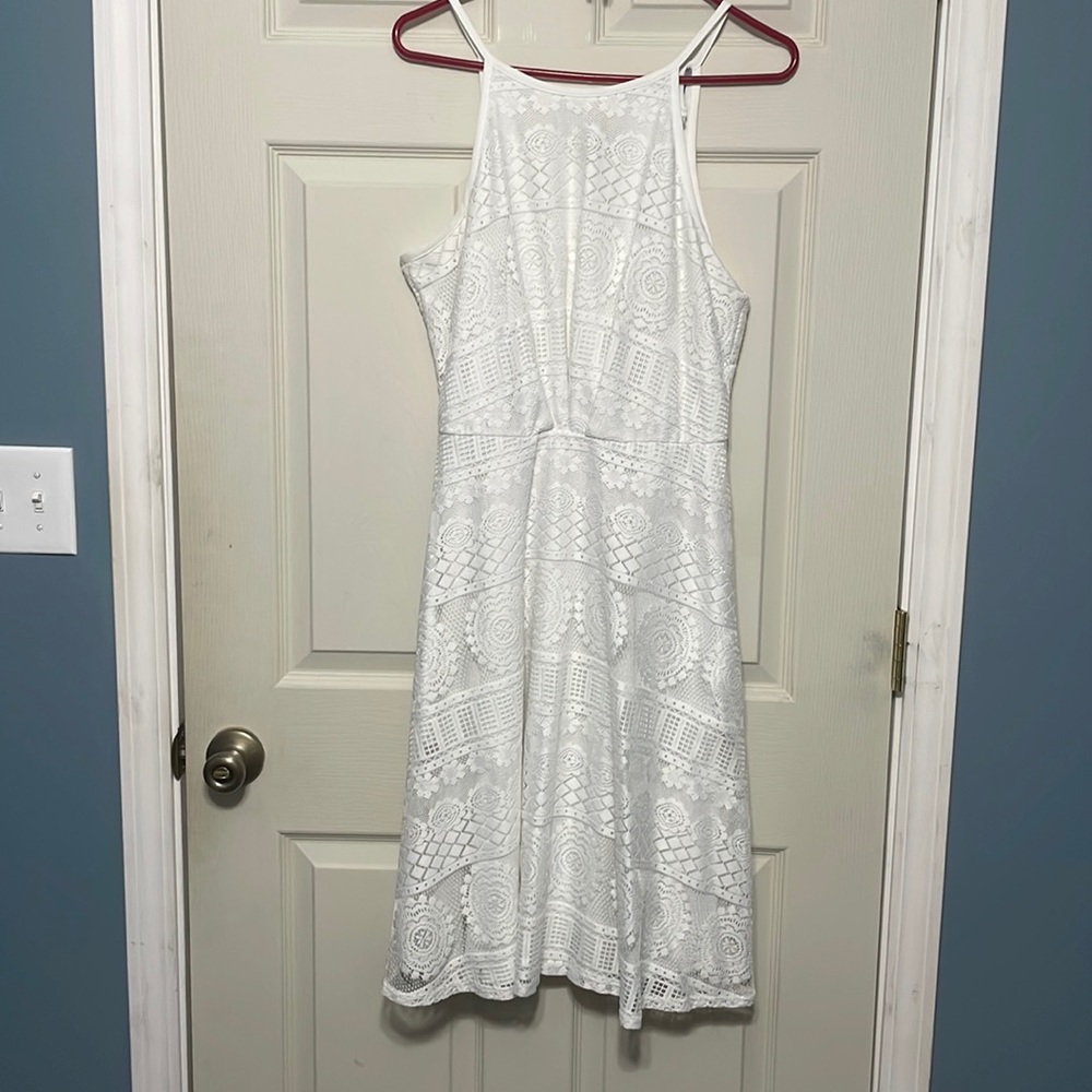 Gorgeous, White knee length dress with amazing hidden pockets!
